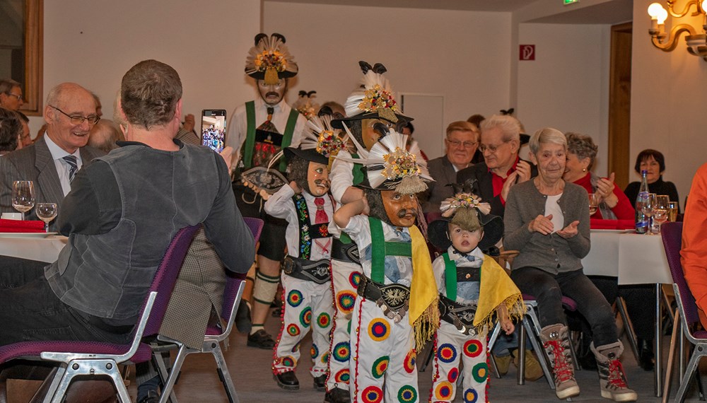 Hochzeitsjubiläen gehören gefeiert, besonders wenn zwei Menschen seit 50, 60 oder mehr Jahren Seite an Seite durchs Leben gehen. Aus diesem Grund lädt die Stadt traditionell Innsbrucker Ehepaare zu einer Hochzeitsjubiläumsfeier in die Ursulinensäle ein. Bürgermeister Georg Willi freut sich über die vielen fröhlichen Gesichter im Saal. „Das Leben eine so lange Zeit mit einem Partner zu verbringen ist einerseits schön, andererseits aber auch eine Aufgabe und Herausforderung. Ich gratuliere Ihnen herzlich zu ihren langen Ehen und möchte Ihnen in diesem Zuge meine Hochachtung aussprechen.“ Gleich zu Beginn der Ehrung hatten die Höttinger Jungmuller ihren großen Auftritt. Sie eroberten die Herzen der JubilarInnen auf Anhieb, und zeigten, dass das alte Faschingsbrauchtum in Hötting in aller Munde ist.