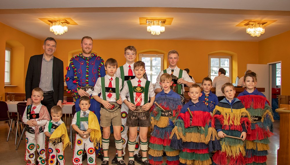 Hochzeitsjubiläen gehören gefeiert, besonders wenn zwei Menschen seit 50, 60 oder mehr Jahren Seite an Seite durchs Leben gehen. Aus diesem Grund lädt die Stadt traditionell Innsbrucker Ehepaare zu einer Hochzeitsjubiläumsfeier in die Ursulinensäle ein. Bürgermeister Georg Willi freut sich über die vielen fröhlichen Gesichter im Saal. „Das Leben eine so lange Zeit mit einem Partner zu verbringen ist einerseits schön, andererseits aber auch eine Aufgabe und Herausforderung. Ich gratuliere Ihnen herzlich zu ihren langen Ehen und möchte Ihnen in diesem Zuge meine Hochachtung aussprechen.“ Gleich zu Beginn der Ehrung hatten die Höttinger Jungmuller ihren großen Auftritt. Sie eroberten die Herzen der JubilarInnen auf Anhieb, und zeigten, dass das alte Faschingsbrauchtum in Hötting in aller Munde ist.