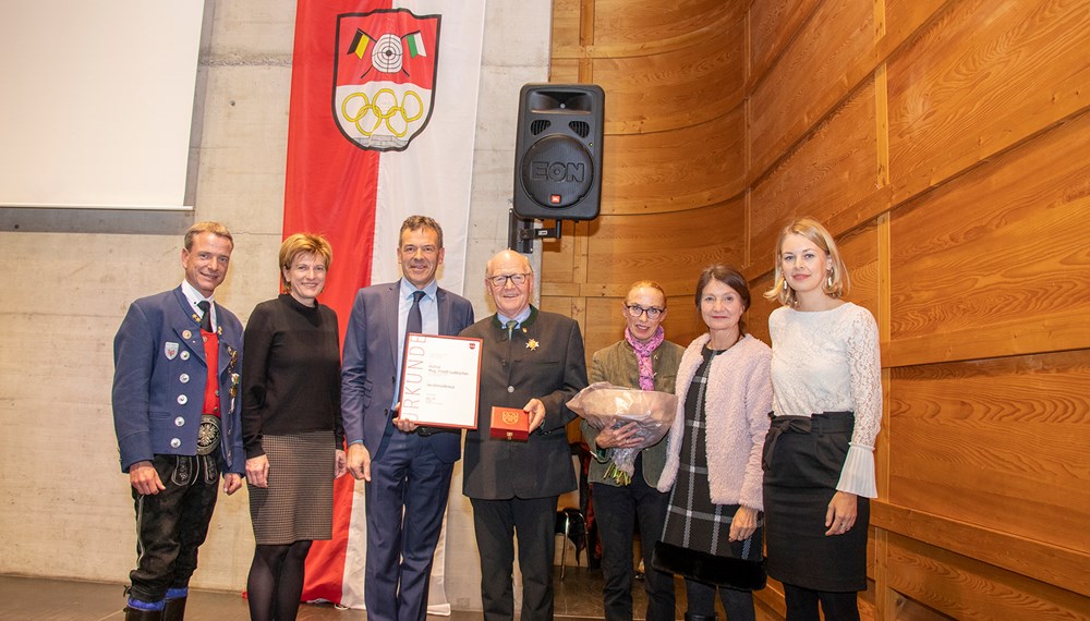 Bürgermeister Georg Willi (3. v. l.) überreichte gemeinsam mit (v. l. n. r.) VNO-Präsident Gemeinderat Christoph Kaufmann, Stadträtin Christine Oppitz-Plörer, Vizebürgermeisterin Uschi Schwarzl sowie Stadträtin Elisabeth Mayr beim Neujahrsempfang des Verbandes Neu-Arzl Olympisches Dorf das Verdienstkreuz der Stadt Innsbruck an VNO-Altpräsidenten Friedl Ludescher (Bildmitte). Ludescher nahm die Ehrung gemeinsam mit seiner Gattin Maria (3. v. r.) mit großer Freude entgegen.