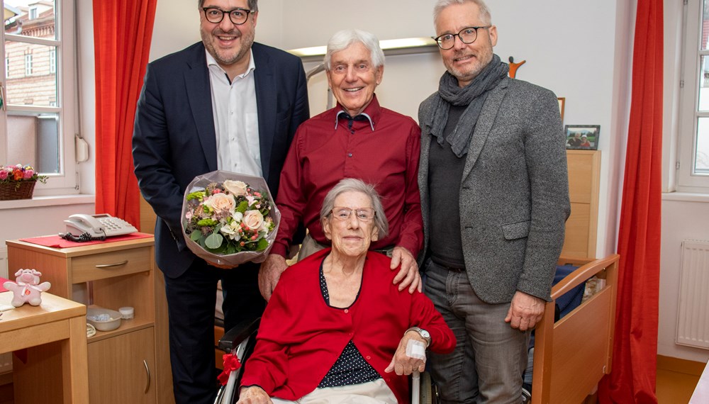 Vizebürgermeister Franz X. Gruber (links), Sohn Seppi (Mitte) und Heimleiter Christian Juranek (rechts) feierten mit Maria Rainer ihren 100. Geburtstag.