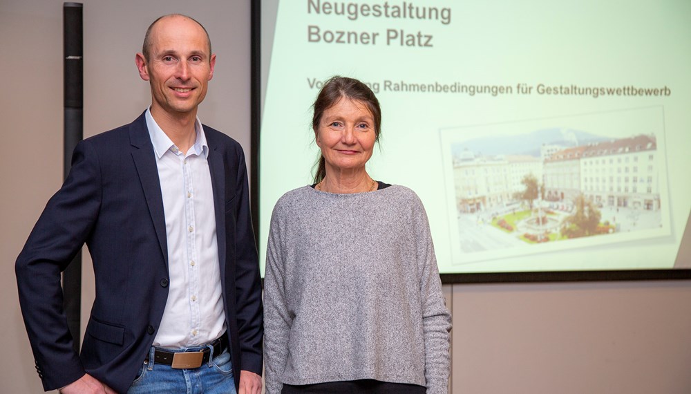 Vizebürgermeisterin Uschi Schwarzl und Projektleiter Christian Müller (Referat für Tiefbau – Planung) luden zum ersten Informationsabend zur Neugestaltung des Bozner Platzes.