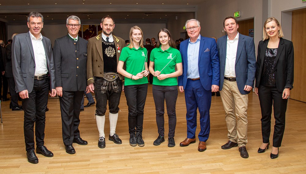 Beim 20. Neujahrsempfang in Amras (v.l.): Bürgermeister Georg Willi, Ferdinand Neu (Obmann der AG Amras), Hannes Haidacher (Obmann MK Amras), Pia Lazari und Franziska Heis (Dirigentinnen Kids Club), Christian Bramböck, Autor Georg Fabjan und Stadträtin Elisabeth Mayr