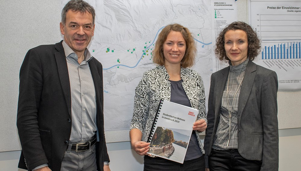 Studentisches Wohnen in Innsbruck: Bürgermeister Georg Willi gab gemeinsam mit Anne Weidner (Referatsleiterin Raumplanung und Stadtentwicklung, re.) und Simone Reimair (Raumplanung und Stadtentwicklung, Mitte) einen aktuellen Überblick.