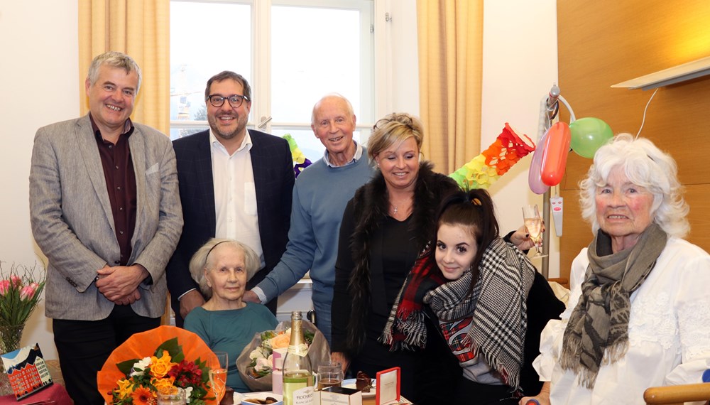 Im Kreise ihrer Familie beging Aloisia Gufler ihren 100. Geburtstag, zu dem sowohl Neffe Dr. Hubert Innerebner (Geschäftsführer der Innsbrucker Sozialen Dienste; l.) als auch Vizebürgermeister Franz X. Gruber (2.v.l.) herzlich gratulierten.