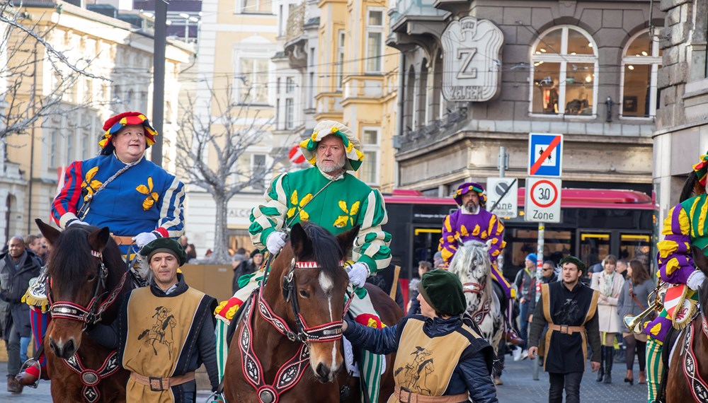 Eine besondere Ehre wurde heute dem Innsbrucker Vizebürgermeister Franz X. Gruber zuteil: Das Fasnachtskomitee des Telfer Schleicherlaufes machte in Begleitung der berittenen Herolde und den Gotl'n dem Vizebürgermeister seine Aufwartung. Grund dafür ist die nur alle fünf Jahre stattfindende Schleicherlauf in Telfs. Höhepunkt der Telfer Fasnacht ist der große Umzug am Sonntag, 2. Februar ab 11.00 Uhr. Nach der offiziellen Einladungsverkündung eines Herold lud Vizebürgermeister Gruber ins Rathaus, wo ihm die offizielle Plakette von Fasnachtsobmann und Telfs Bürgermeister Christian Härting überreicht wurde.