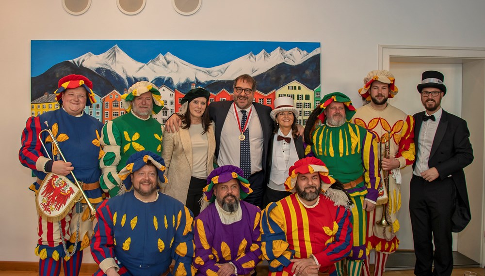 Eine besondere Ehre wurde heute dem Innsbrucker Vizebürgermeister Franz X. Gruber zuteil: Das Fasnachtskomitee des Telfer Schleicherlaufes machte in Begleitung der berittenen Herolde und den Gotl'n dem Vizebürgermeister seine Aufwartung. Grund dafür ist die nur alle fünf Jahre stattfindende Schleicherlauf in Telfs. Höhepunkt der Telfer Fasnacht ist der große Umzug am Sonntag, 2. Februar ab 11.00 Uhr. Nach der offiziellen Einladungsverkündung eines Herold lud Vizebürgermeister Gruber ins Rathaus, wo ihm die offizielle Plakette von Fasnachtsobmann und Telfs Bürgermeister Christian Härting überreicht wurde.