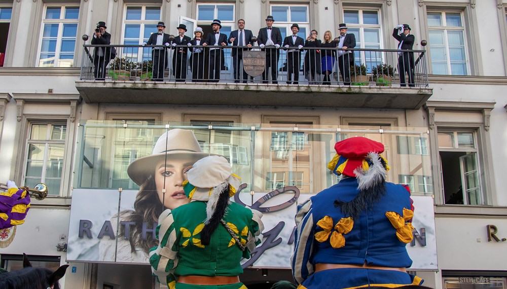 Eine besondere Ehre wurde heute dem Innsbrucker Vizebürgermeister Franz X. Gruber zuteil: Das Fasnachtskomitee des Telfer Schleicherlaufes machte in Begleitung der berittenen Herolde und den Gotl'n dem Vizebürgermeister seine Aufwartung. Grund dafür ist die nur alle fünf Jahre stattfindende Schleicherlauf in Telfs. Höhepunkt der Telfer Fasnacht ist der große Umzug am Sonntag, 2. Februar ab 11.00 Uhr. Nach der offiziellen Einladungsverkündung eines Herold lud Vizebürgermeister Gruber ins Rathaus, wo ihm die offizielle Plakette von Fasnachtsobmann und Telfs Bürgermeister Christian Härting überreicht wurde.