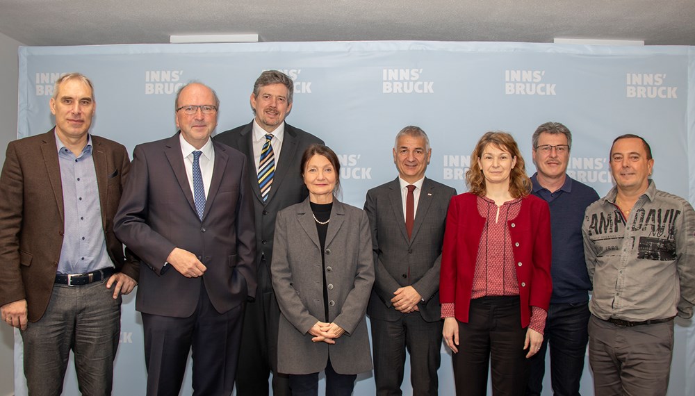 Präsentierten die gemeinsame Baustellenkoordination: (v. l.) Eckart Pichler (Zentrale Technische Planung IKB), IKB-Vorstandsvorsitzender Helmuth Müller, TIGAS-Geschäftsführer Georg Tollinger, Vizebürgermeisterin Uschi Schwarzl, Amtsvorstand Walter Zimmeter (Tiefbau), Baustellenkoordinatorin Martina Gura, Roland Gabl (Bautechnik, Betriebsleiter-Stv. Bahn, IVB) und Hermann Nagiller (Leitung Verkehr, IVB).