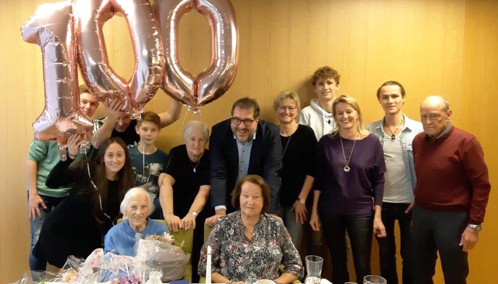 Im Kreise ihrer Familie feierte Ernestine Jandl ihren 100. Geburtstag, zu dem Vizebürgermeister Franz X. Gruber herzlich gratulierte.