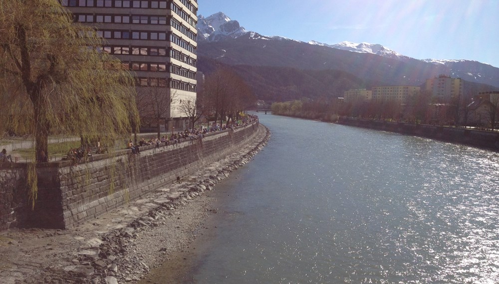 Nicht aus dem Stadtbild wegzudenken: Innsbrucks Studierende säumen in ihrer freien Zeit zwischen Vorlesungen und Seminaren das Innufer.