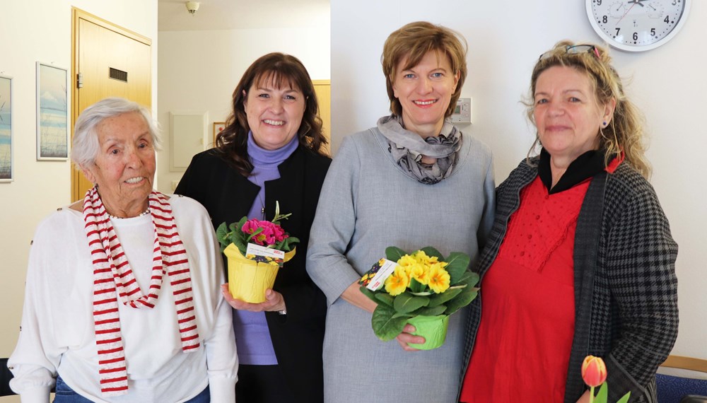 Die Valentinsgrüße von Stadträtin Christine Oppitz-Plörer (2. v. r.) bereiteten den Bewohnerinnen sowie Christine Kurz (Bereichsleitung der Seniorenwohnanlagen, ISD, 2. v. l.) sichtlich Freude.