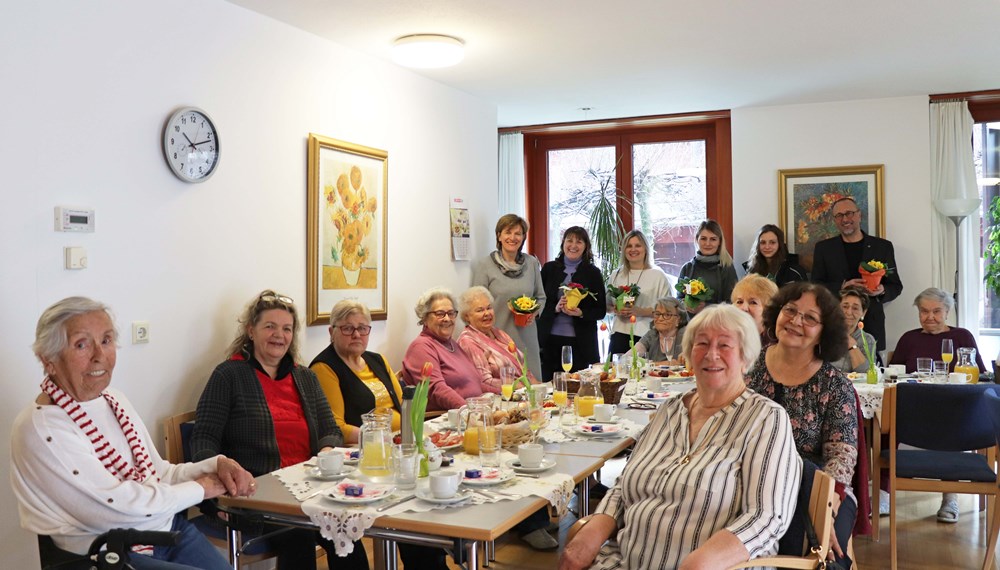 In der Seniorenwohnanlage Hötting West verbrachten die Bewohnerinnen gemeinsam mit Stadträtin Christine Oppitz-Plörer (hinten l.) sowie Anja Lener (hinten 3. v. l.), Leiterin der Seniorenwohnanlage Hötting West, und Christine Kurz (Bereichsleitung der Seniorenwohnanlagen, ISD, hinten 2. v. l.) einen geselligen Vormittag.