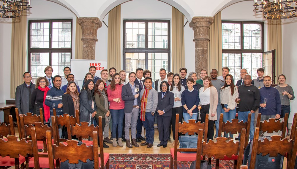 Vom 17 bis 28. Februar 2020 findet die eflte Winter School on Federalism and Governance statt, die vom Institut für Öffentliches Recht, Staats- und Verwaltungslehre und vom Institut für Politikwissenschaft der Universität Innsbruck in Zusammenarbeit mit dem Institut für Vergleichende Föderalismusforschung von Eurac Research/Bozen seit 2010 jährlich organisiert wird. Die kommende Ausgabe des Weiterbildungsprogramms setzt sich mit dem Schwerpunktthema „Federalism and Language“ auseinander. Wie jedes Jahr, findet das Programm eine Woche in Innsbruck und eine Woche in Bozen statt. Zielgruppe sind bis zu 30 hochqualifizierte postgradual Studierende, JungakademikerInnen, NachwuchsforscherInnen oder Personen aus aller Welt, die Föderalismus praktisch anwenden und umsetzen. Bürgermeister Georg Willi begrüßte die Gäste im Historischen Bürgersaal. Am Eröffnungstag wird der Ministerpräsident der tibetischen Exilregierung, Dr. Lobsang Sangay, zu Gast sein und eine Vorlesung halten. Zuvor gab es einen informativen Austausch zwischen dem tibetischen Ministerpräsidenten, Innsbrucks Stadtoberhaupt sowie den VertreterInnen der Universität.