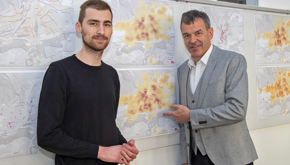 Neue Erkenntnisse zum Leerstand in Innsbruck: Bürgermeister Georg Willi und Julius Weiskopf (links) präsentierten einen Zwischenstand der Erhebung und notwendige Schritte zur Mobilisierung leerstehender Wohnungen in Innsbruck.