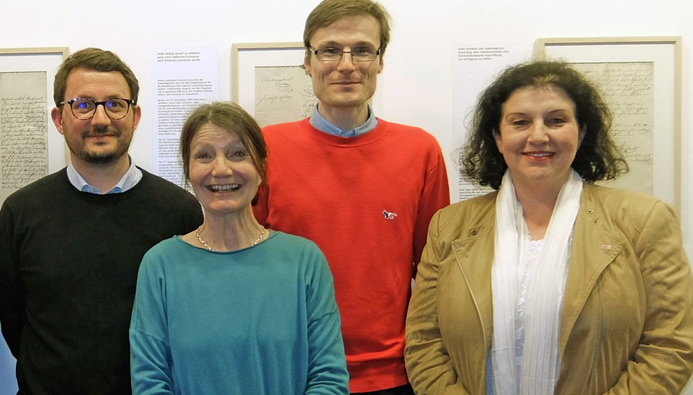 Über ein großes Interesse bei der Ausstellungseröffnung freuten sich (v.l.): Kurator Andreas Oberhofer (Stadtarchiv Bruneck), Vizebürgermeisterin Uschi Schwarzl, Kurator Matthias Egger (Stadtarchiv/Stadtmuseum Innsbruck) und Gemeinderätin Irene Heisz.