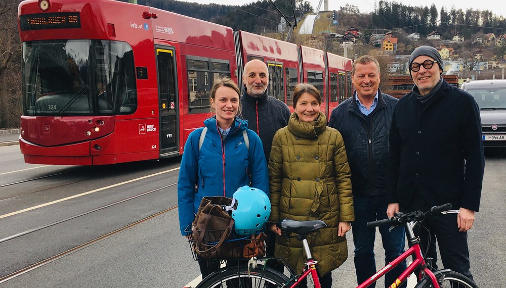 Freuen sich über die neuen Spuren für Öffis und Fahrräder (v.l.): Teresa Kallsperger und Christian Schoder (Fuß- und Radkoordination), Vizebürgermeisterin Uschi Schwarzl, Gemeinderat Helmut Buchacher (Mitglied im Mobilitätsausschuss) und IVB-Geschäftsführer Martin Baltes