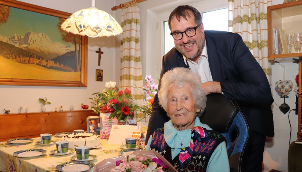 Vizebürgermeister Franz X. Gruber überreichte Johanna Goldmann zum hundertsten Geburtstag einen bunten Blumenstrauß.