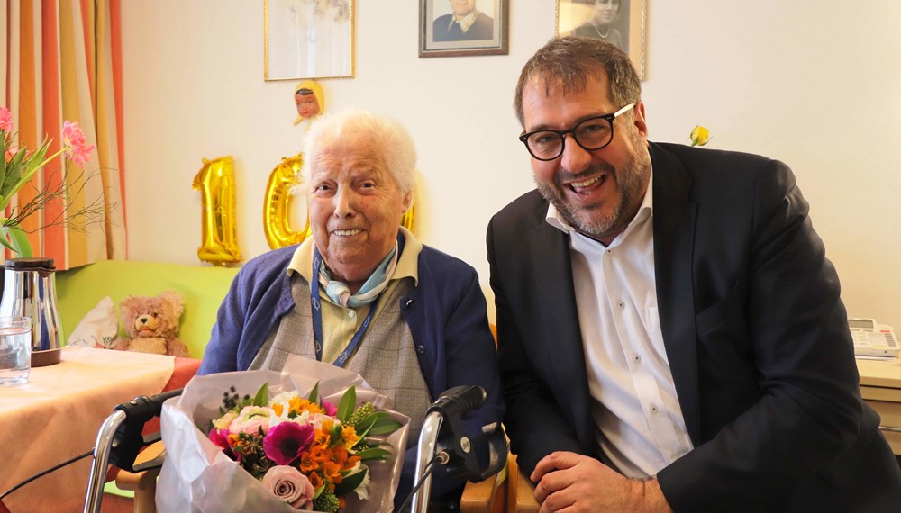 Vizebürgermeister Franz X. Gruber gratulierte Herta Krahl herzlich zum dreistelligen Geburtstag.