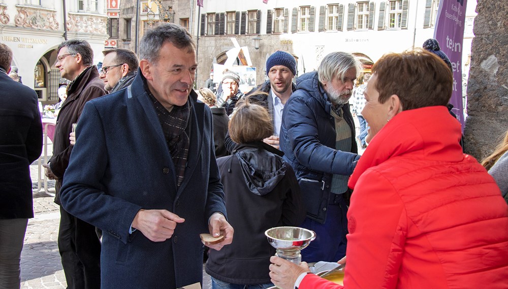 Die Aktion „Familienfasttag 2020“ der Katholischen Frauenbewegung lud traditionsgemäß am Aschermittwoch zum Fastensuppenessen beim Innsbrucker Stadtturm ein. Diese Benefizveranstaltung ist mittlerweile ein Fixpunkt für viele Besucherinnen und Besucher, darunter zahlreiche Vertreter aus Kirche, Politik und Wirtschaft. Seit fast 60 Jahren ruft die Katholische Frauenbewegung zum Familienfasttag auf. Beim Fastensuppenessen in der 40-tägigen Fastenzeit vor Ostern werden österreichweit Spenden für rund 100 Projekte gesammelt. Es geht darum, statt einer großen Mahlzeit nur eine Suppe zu essen und das dabei gesparte Geld zu spenden. Auch Innsbrucks Bürgermeister Georg Willi unterstütze das Projekt mit seinem Kommen.