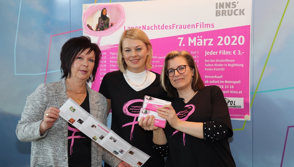 Am 7. März rücken elf ausgewählte Filme starke und mutige Frauen in den Fokus: Stadträtin Elisabeth Mayr (Mitte) präsentierte gemeinsam mit Uschi Klee (Referat Frauen und Generationen, li.) und Patrizia Hueber (Metropol Kino, re.) das Programm der “LangenNachtdesFrauenfilms 2020”.