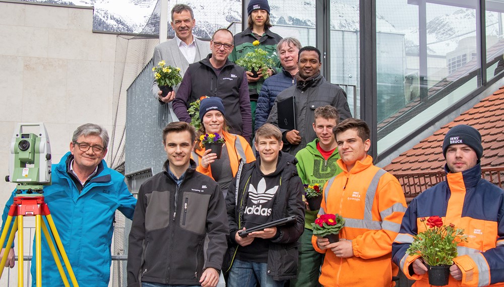 Bürgermeister Georg Willi gratulierte gemeinsam mit den Ausbildnern den städtischen Lehrlingen der Lehrberufe Informationstechnologie und Kommunikationstechnik, Garten- und Grünflächengestaltung sowie Vermessungstechnik zum Zeugnis. Vom "Ausgezeichneten Erfolg" bis "Berechtigt zum Aufstieg" ist alles dabei. Als Anerkennung für ihre Leistung erhielten die jungen MitarbeiterInnen der Stadt Innsbruck eine Wintermütze sowie eine Schokolade. Seit 2016 darf sich der Stadtmagistrat „Ausgezeichneter Tiroler Lehrbetrieb“ nennen. Es handelt sich dabei um eine Auszeichnung des Landes für Tiroler Unternehmen, die sich in besonderer Art und Weise um ihre Lehrlinge bemühen. Von diesem ausgezeichneten städtischen Lehrlingskonzept profitieren zurzeit 30 Auszubildende im Alter von 15 bis 30 Jahren. Mehr Informationen zur Lehre bei der Stadt finden sich im entsprechenden Folder: https://www.innsbruck.gv.at/data.cfm?vpath=redaktion/ma_i/personalwesen/dokumente5/22_03_2019_lehrlingsfolder