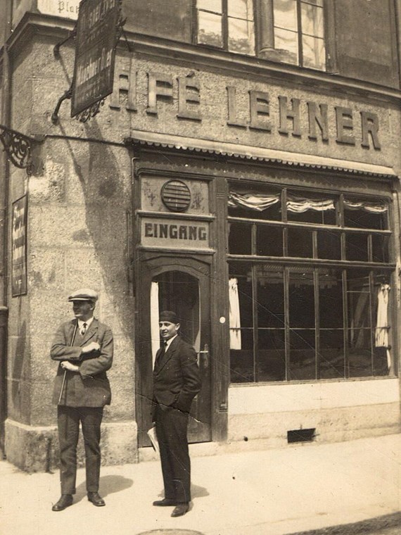 Das „Cafe Lehner“ nach heutigen Bezeichnungen Ecke Meraner Straße und Bozner Platz war ein bekannter Treffpunkt für Schwarzhändler. Hier um 1910.