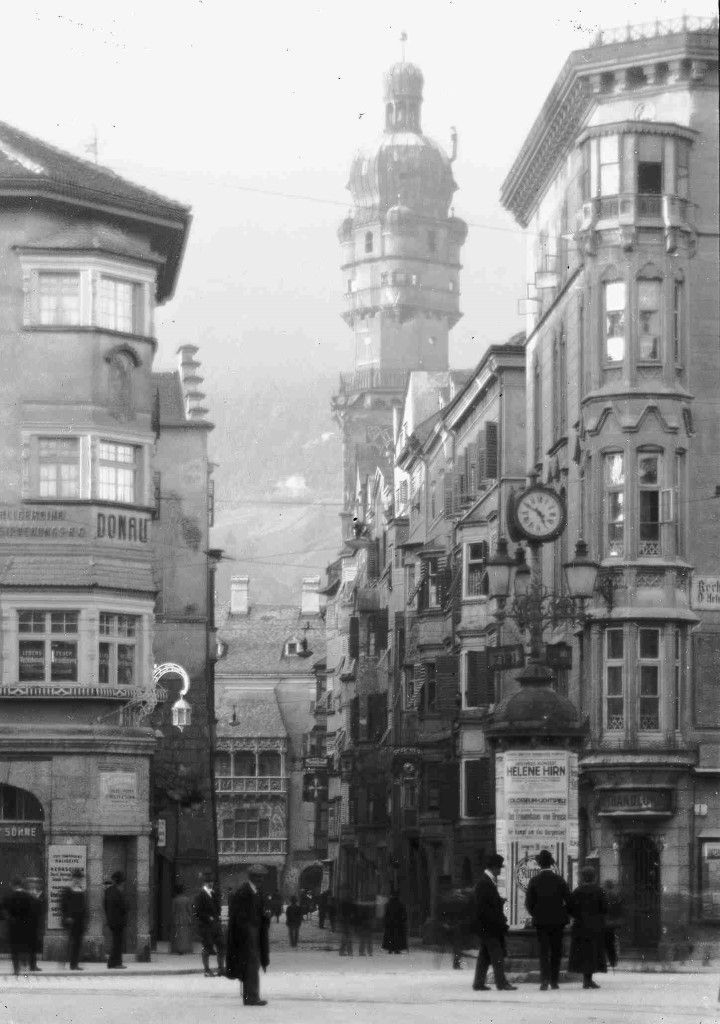 Der „Tatort“ der Nachricht vom 23. März: Die Uhr in der Maria-Theresien-Straße.