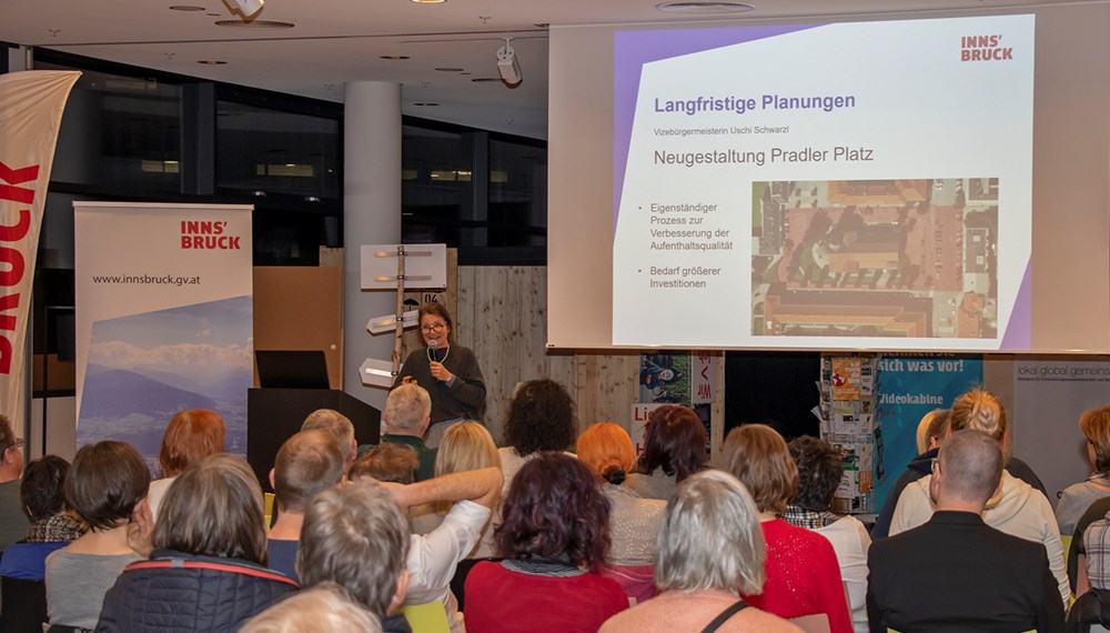 Zahlreiche Interessierte versammelten sich in der Stadtbibliothek zur Schlussveranstaltung des Beteiligungsprozesses in Pradl.