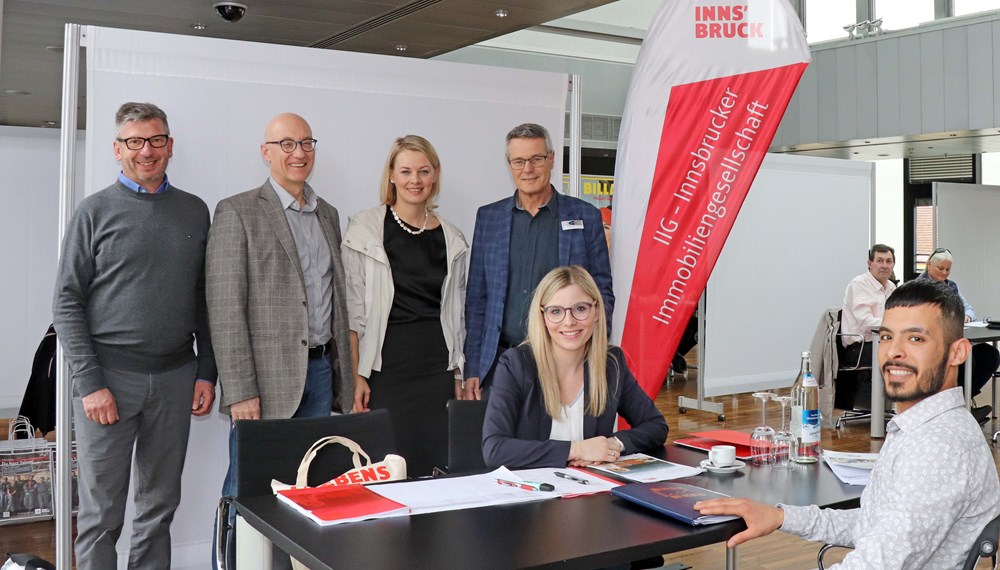 Auch am Stand der IIG, die heuer zum ersten Mal mit dabei war, wurden Asylberechtigte informiert. Über das rege Interesse freuten sich (v.l.) Hannes Riedl ("itworks"), Hannes Gstir (Leitung Bereich Integration, Land Tirol), Stadträtin Elisabeth Mayr und Anton Kern (Geschäftsführung AMS-Tirol).