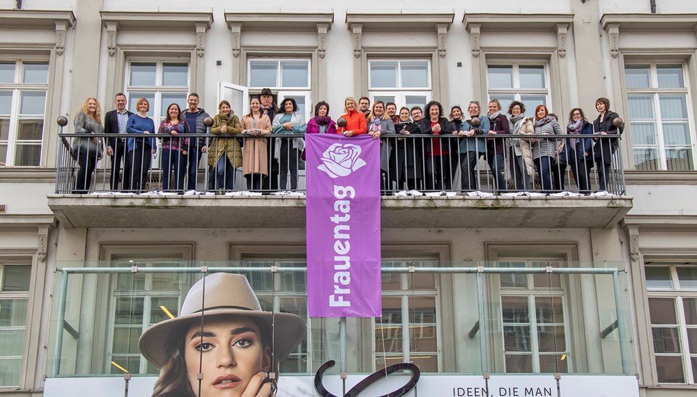 Bürgermeister Georg Willi (2. v. l.), Vizebürgermeisterin Uschi Schwarzl (6. v. l.), Frauenstadträtin Elisabeth Mayr (Bildmitte), VertreterInnen des Gemeinderates, der Stadtverwaltung sowie verschiedener Frauenorganisationen hissten gemeinsam mit Referatsleiterin Uschi Klee (10. v. l.) die Fahne am Innsbrucker Rathaus. © IKM/Freinhofer