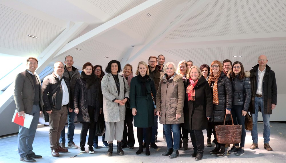 Gemeinsam mit dem Bildungsausschuss lud Stadträtin Elisabeth Mayr (M.) alle GemeinderätInnen zum Rundgang und zur Besichtigung der Baustelle am Bildungscampus Wilten. Das Team rund um Franz Danler, Geschäftsführer der Innsbrucker Immobiliengesellschaft (IIG; l.) sowie die beiden Direktorinnen Gerlinde Wright (1. Reihe, r.) und Hildegund Czernin (1. Reihe, 2. v. r.) führten durch das Haus.