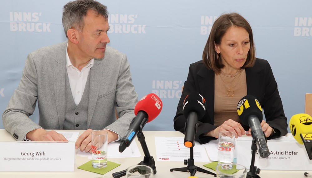 Bürgermeister Georg Willi und Referatsleiterin Astrid Hofer präsentieren Einzelheiten zu den angekündigten, strengen Kontrollen für Online-Vermietung.
