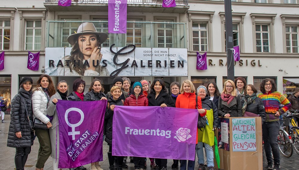 Die Frauen’vernetzung, ein Bündnis von Organisationen, Vereinen, Projekten und Einzelpersonen, die sich feministisch engagieren, riefen am 9. März zum feministischen Frauenstreik in der Maria-Theresien-Straße auf. Zahlreiche Infostände, unterschiedliche Redebeiträge, Gesprächsrunden und Leseecken bieten ausreichend Gelegenheit, sich zu informieren und auszutauschen. Filmvorführungen, Konzerte und Performances runden das Angebot ab. Auch Frauenstadträtin Elisabeth Mayr (7. v. r.), Nationalratsabgeordnete Selma Yildirim (9. v. r.), Referatsleiterin für Frauen und Generationen Uschi Klee (4. v. l.), Gleichbehandlungsbeauftrage Monika Erharter (8. v. l.) sowie VetreterInnen unterschiedlicher Frauenorganisationen waren beim Frauen*streik vor Ort. 
Nähere Details unter: www.frauenvernetzung.tirol