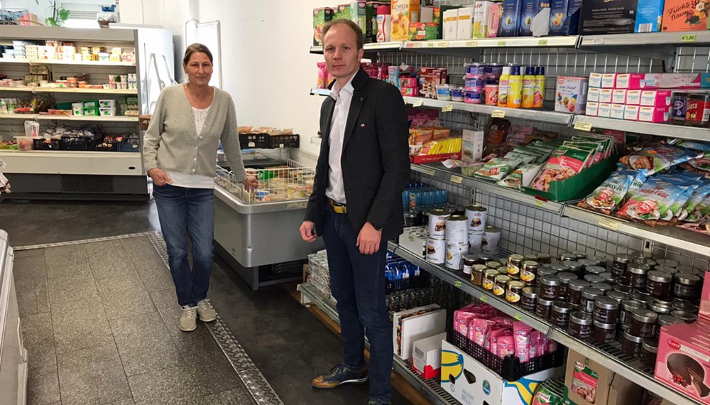 Grundversorgung für Bedürftige in der Landeshauptstadt gewährleistet: TISO-Markt-Geschäftsführerin Michaela Landauer und Vizebürgermeister Johannes Anzengruber.