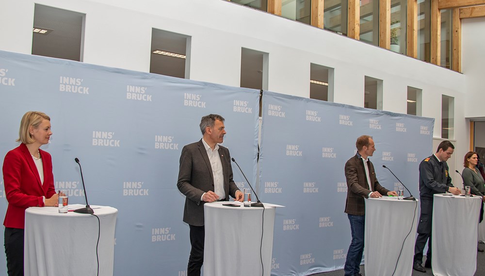 Der städtische Führungsstab vom Lagezentrum Magistrat rund um (v. l.) Stadträtin Elisabeth Mayr, Bürgermeister Georg Willi, Vizebürgermeister Johannes Anzengruber und Leiter des Lagezentrums, Branddirektor Helmut Hager, nahmen Stellung zu den Maßnahmen in Innsbruck.