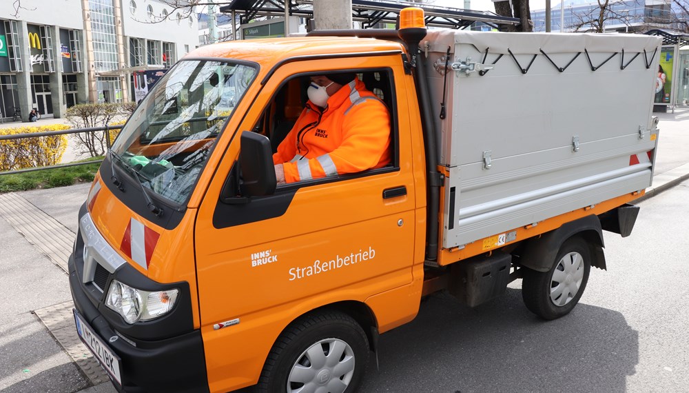 Der Straßenbetrieb kümmert sich auch während der Covid-19-Krise um die Sauberkeit auf Innsbrucks Verkehrswegen.