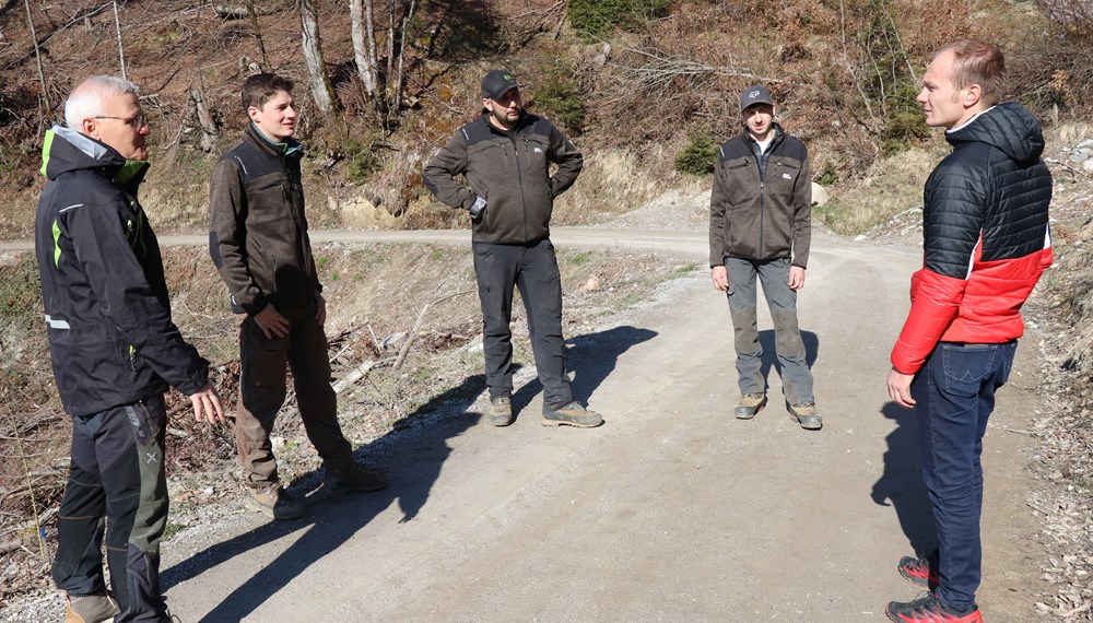 Vizebürgermeister Anzengruber (r.), Waldaufseher Wolfgang Huber (l.) und Mitarbeiter des Amtes Wald und Natur bei der Wiederaufforstung im Bereich der Arzler Alm.