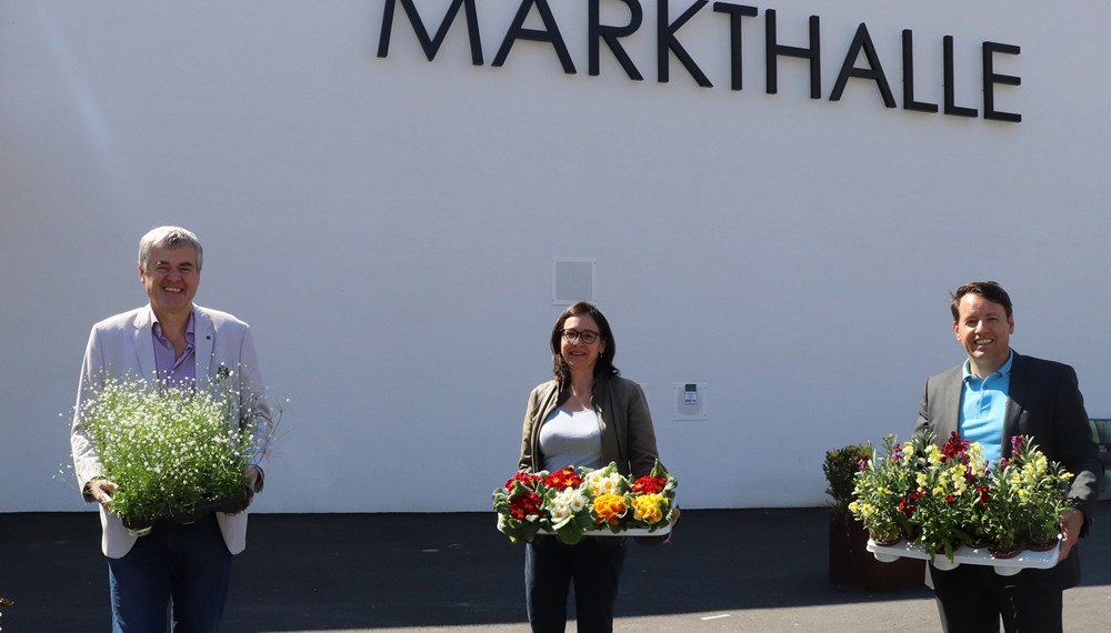 ISD-GeschäftsführerHubert Innerebner (links), Markthallenleiterin Edith Ettlmayer und IIG-Geschäftsführer Franz Danler mit den blühenden Ostergrüßen.