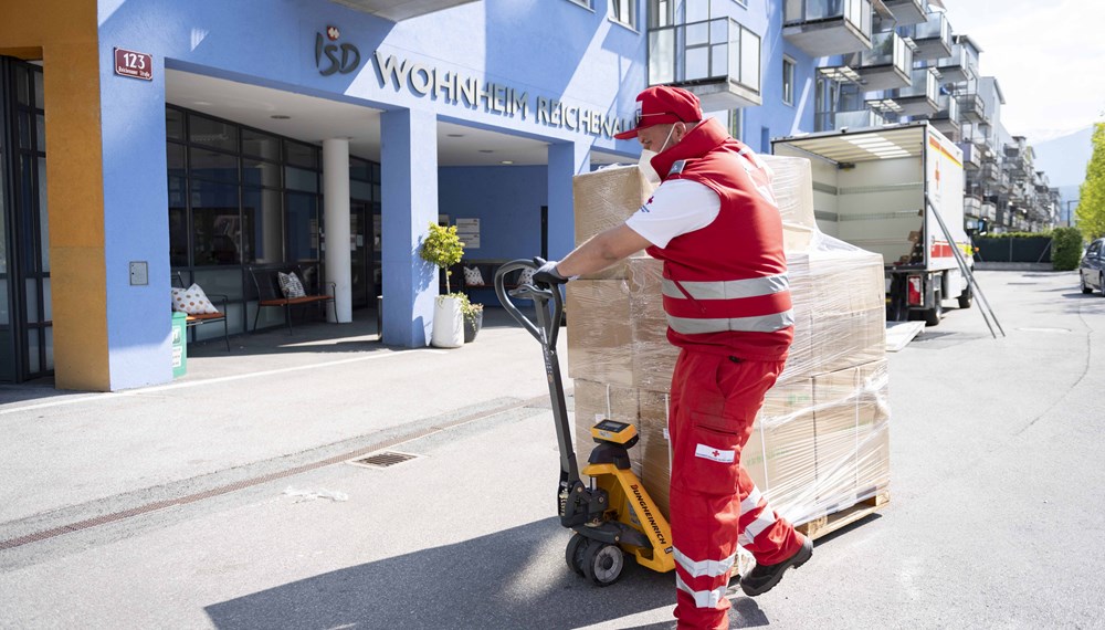 Die Schutzausrüstung wird direkt zugestellt wie beispielsweise den SeniorInnen- und Pflegeheimen.