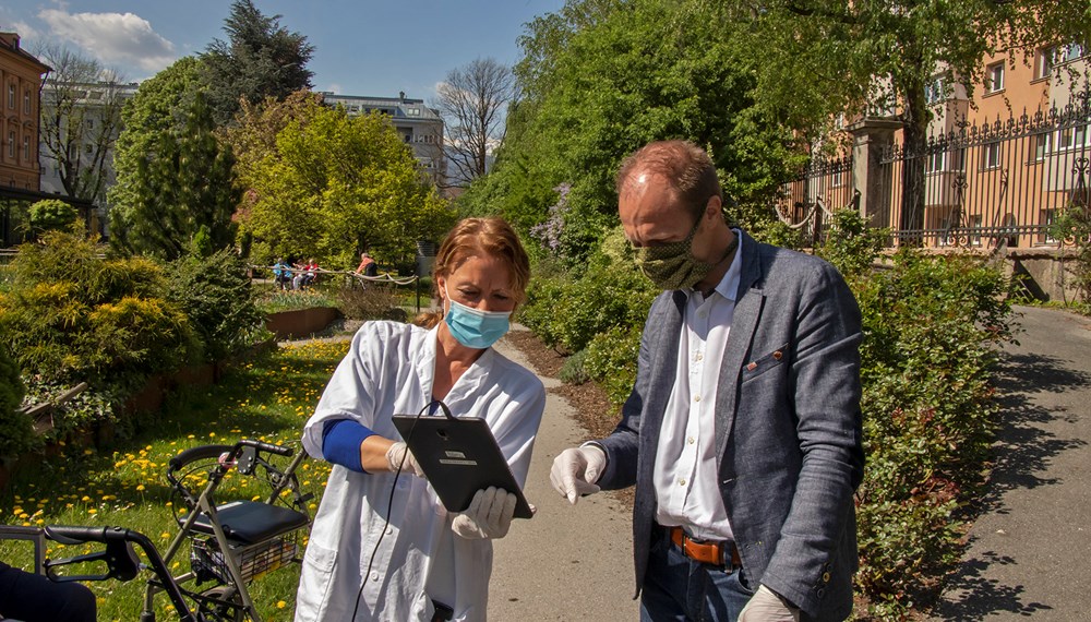 Ergotherapeutin Elisabeth gab Vizebürgermeister Anzengruber einen Einblick in das neue Kommunikationsmittel für die SeniorInnen.