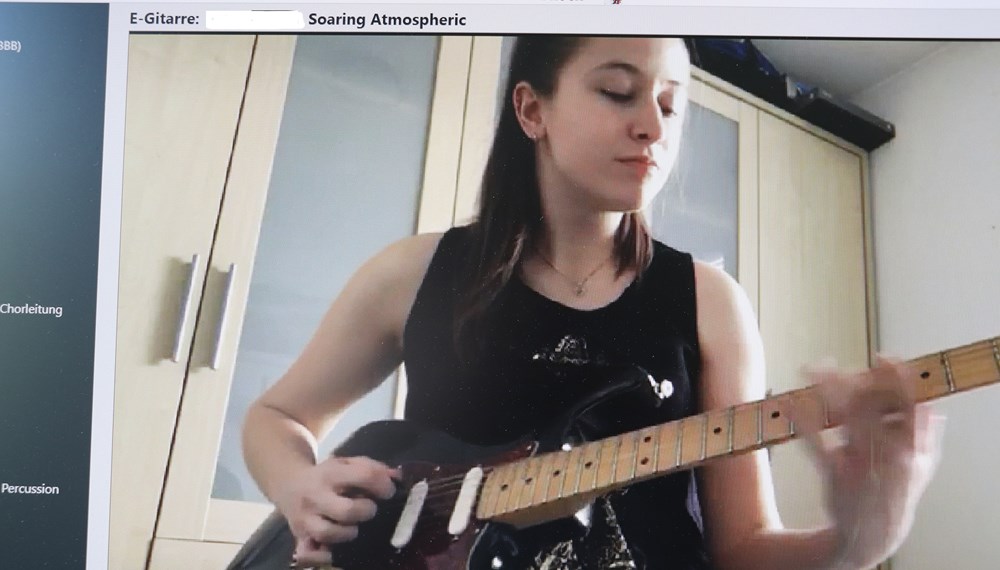 MusikschülerInnen präsentieren auf Videos die erlernbaren Instrumente, so wie hier die E-Gitarre.