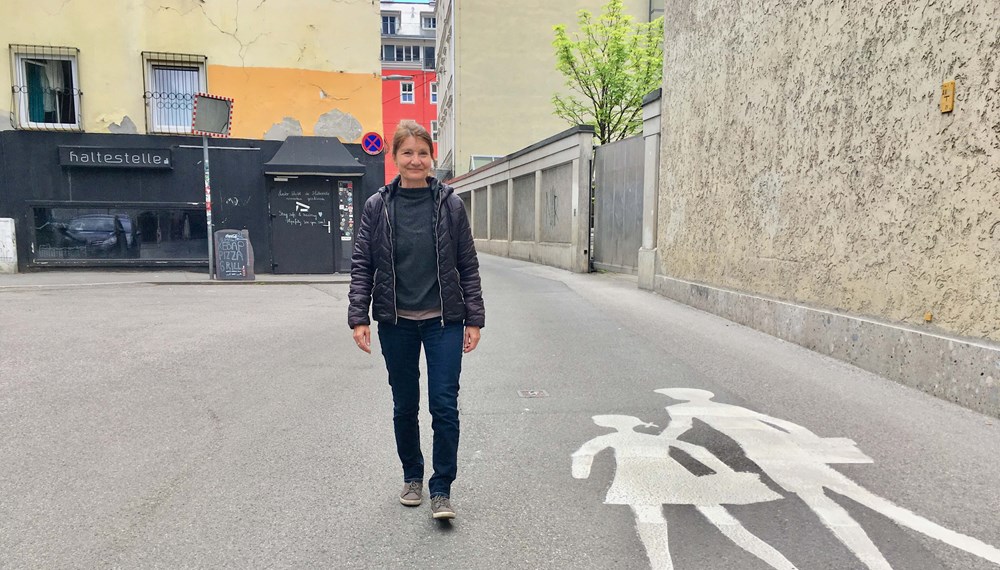 Vizebürgermeisterin Uschi Schwarzl in der ab Dienstag als FußgängerInnenstraße ausgewiesenen Angerzellgasse.