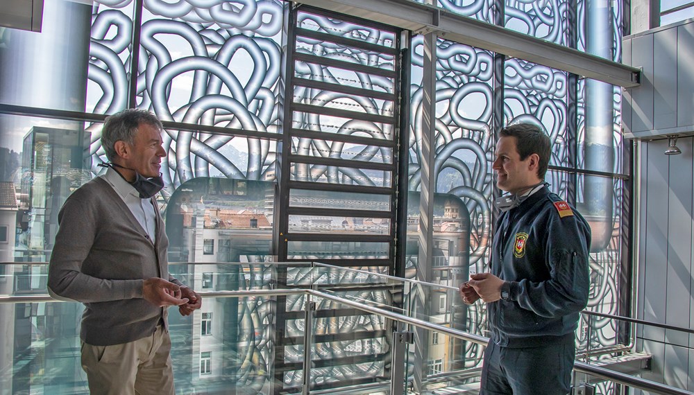 Stabsarbeit im Lagezentrum Magistrat: Bürgermeister Georg Willi im Gespräch mit Branddirektor Helmut Hager