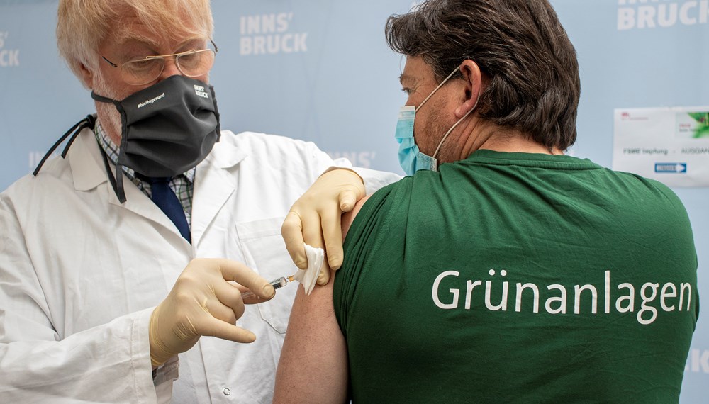 Im Notbetrieb war das Gesundheitsamt sehr gefordert, dennoch wurden Routinen wie die FSME-Impfung für MitarbeiterInnen durchgeführt.