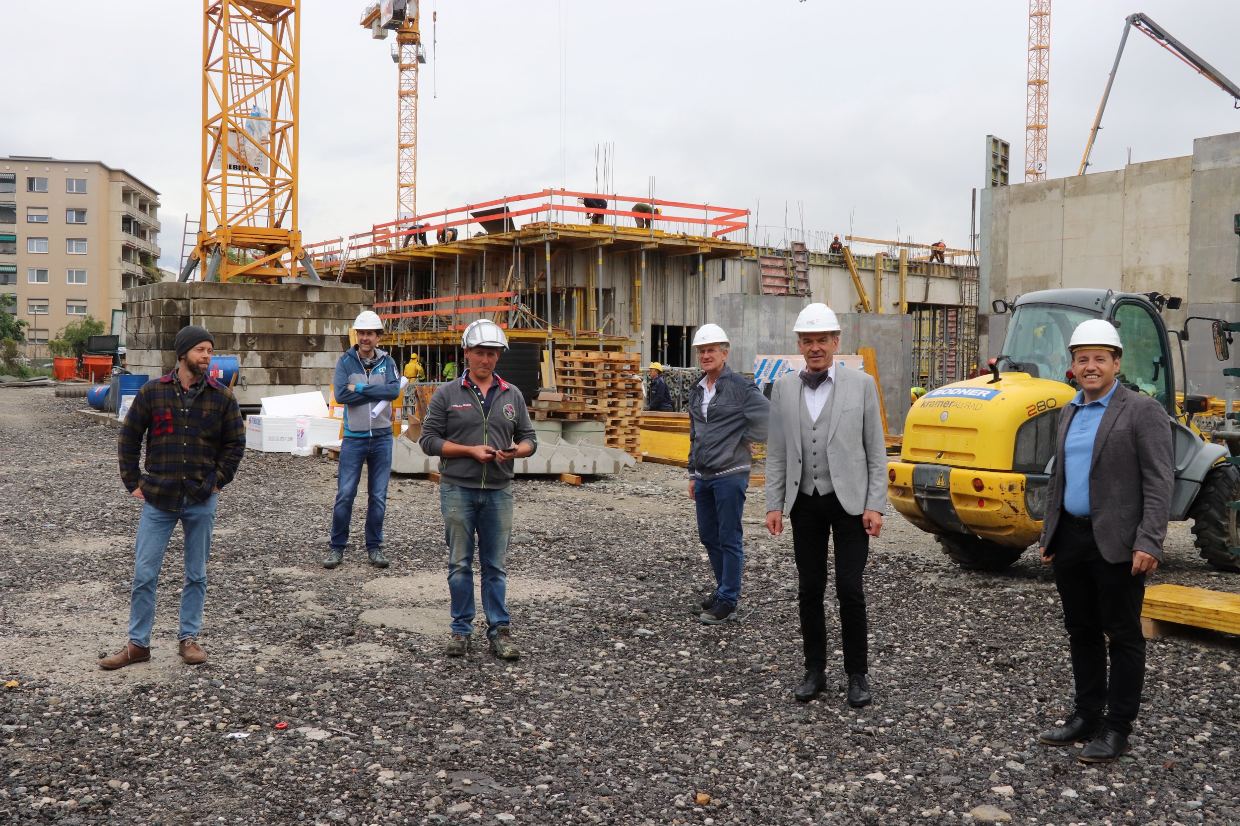 Auf Baufeld1 am Campagne-Areal entstehen 307 Wohneinheiten in vier Gebäuden. Besichtigten die Baustelle (von links nach rechts): Paul Klumpner vom temporären Stadtteilzentrum Campagne/Reichenau, IIG-Bauleiter Stefan Pammer, Baupolier Andreas Müller, IIG-Bauleiter Klaus Reitmair, Bürgermeister Georg Willi und IIG-GF Franz Danler.
