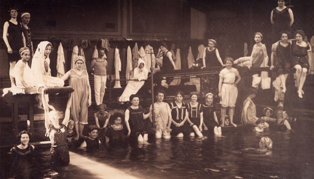 Ein Blick in das Innere der Schwimmschule in der Höttinger Au um 1910.