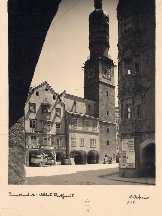 Die ehemalige Stadtapotheke in der Innsbrucker Altstadt. Hier um 1930.