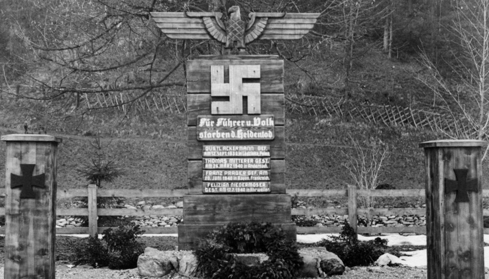 NS-Heldenehrung. Provisorisches Kriegerdenkmal in Fieberbrunn