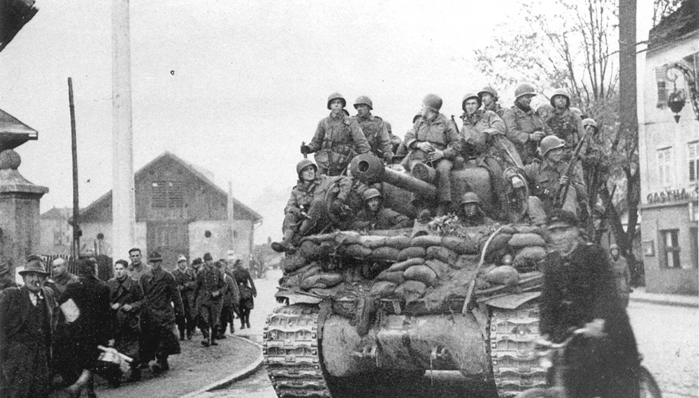 Mit dem Einzug der US-amerikanischen Truppen (hier in der Höttinger Au auf dem Weg zur Universitätsbrücke) am 3. Mai 1945 ging die Schreckensherrschaft des NS-Regimes in Innsbruck endgültig vorüber.