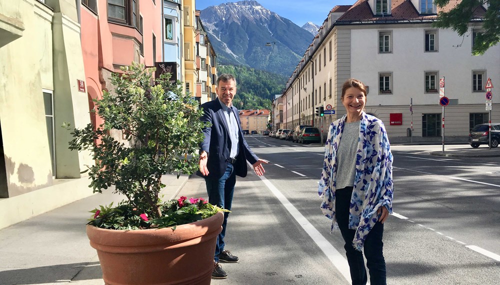 In St. Nikolaus entsteht mehr Platz für FußgängerInnen, wie Bürgermeister Georg Willi und Vizebürgermeisterin Uschi Schwarzl zeigen.